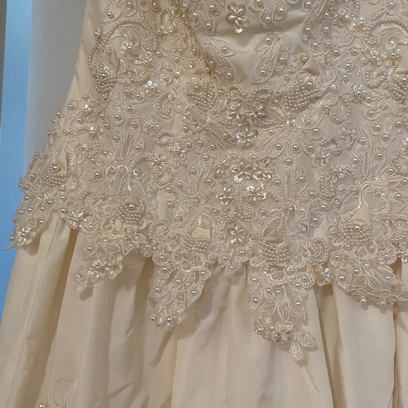 BONNY GORGEOUS SIZE 12 DETAILED WEDDING DRESS WITH GOLD BEADING ON THE FRONT - Picture 6 of 9